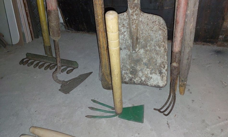 Батарея чугунная, радиатор,лопата, граблі, розпушувач