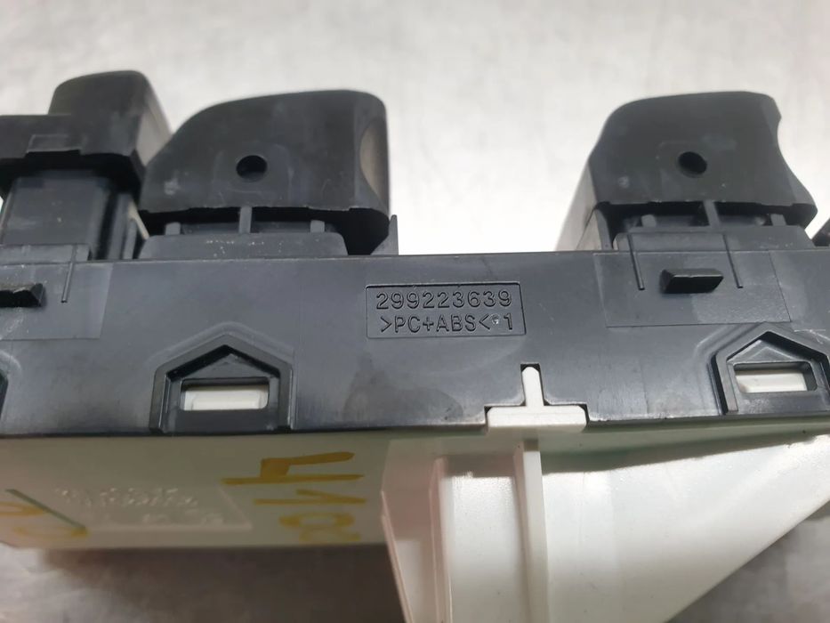 Comando / botão / interruptor vidros frente esquerdo HYUNDAI i20 (BC3,