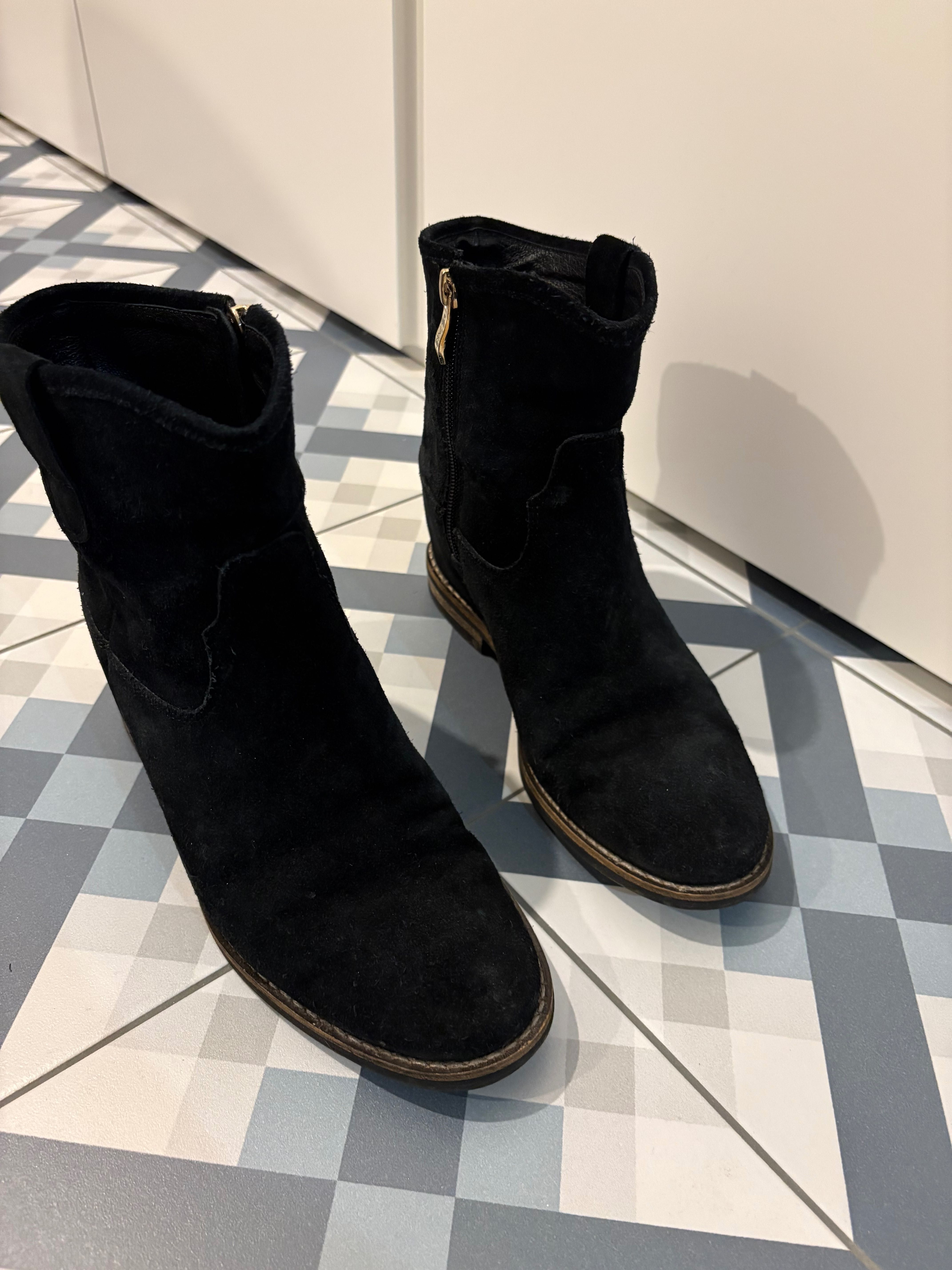 Czarne zamszowe buty Carinii r 36