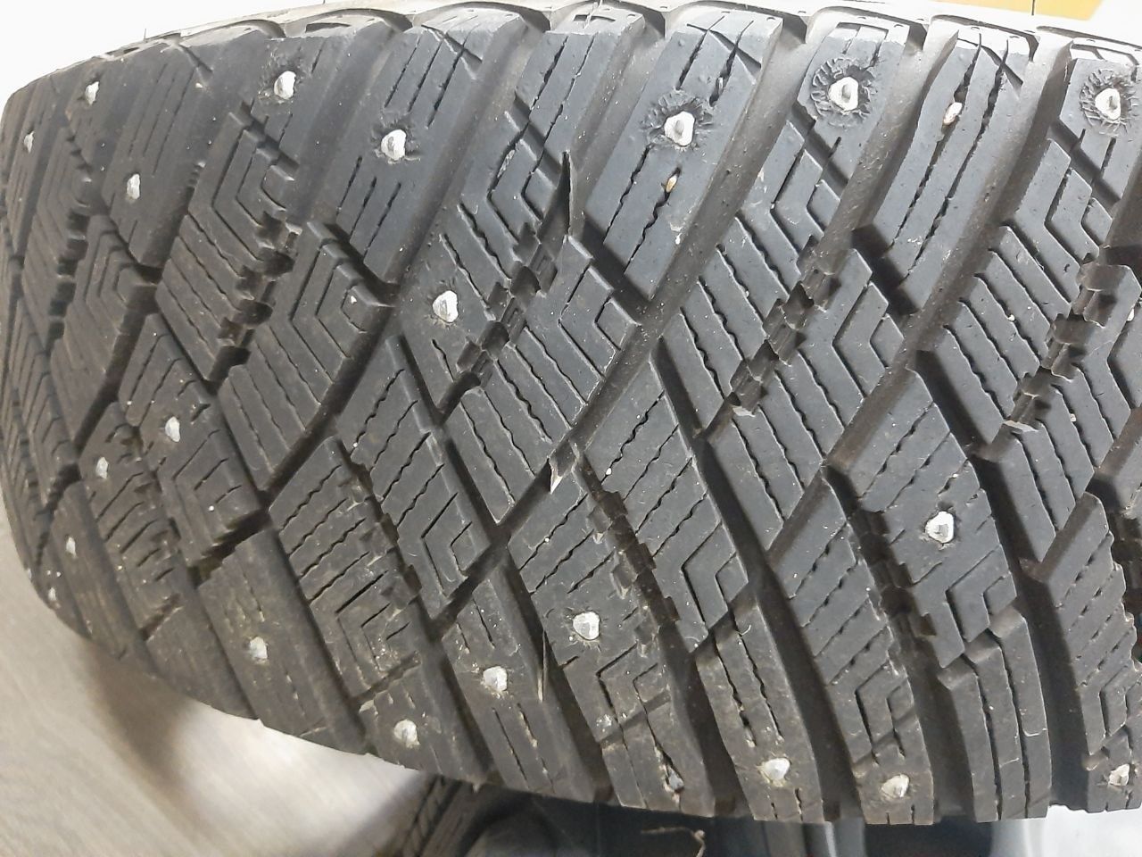 Гума зимова шипована Goodyear Ultra Grip Ice Arctic 98 T 215/65 16R