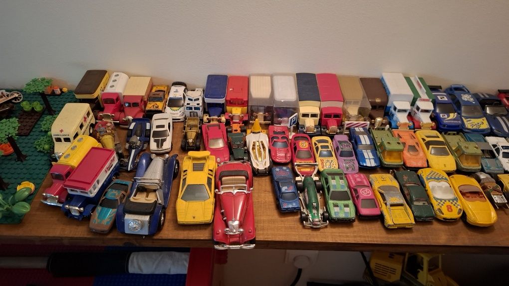 Hot wheels e outros carros coleção