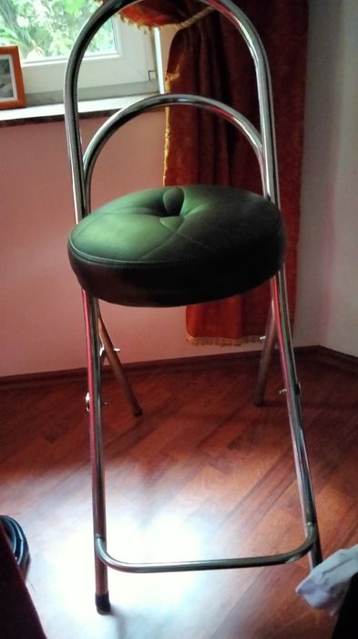 Hoker z czarnym siedzeniem