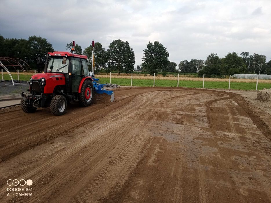 Niwelacja laserowa boisk ogrodów równanie terenu równiarka