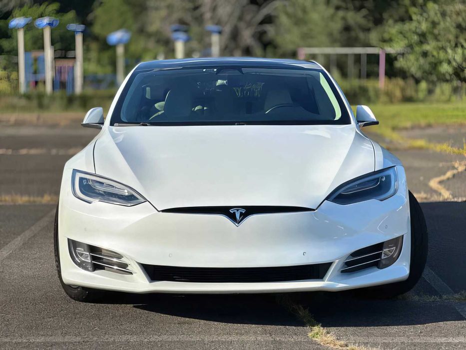 Tesla Model S      2018