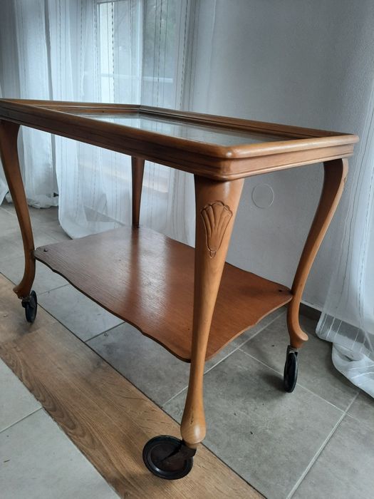 Stylowy drewniany stolik na kółkach, ratan, barek.