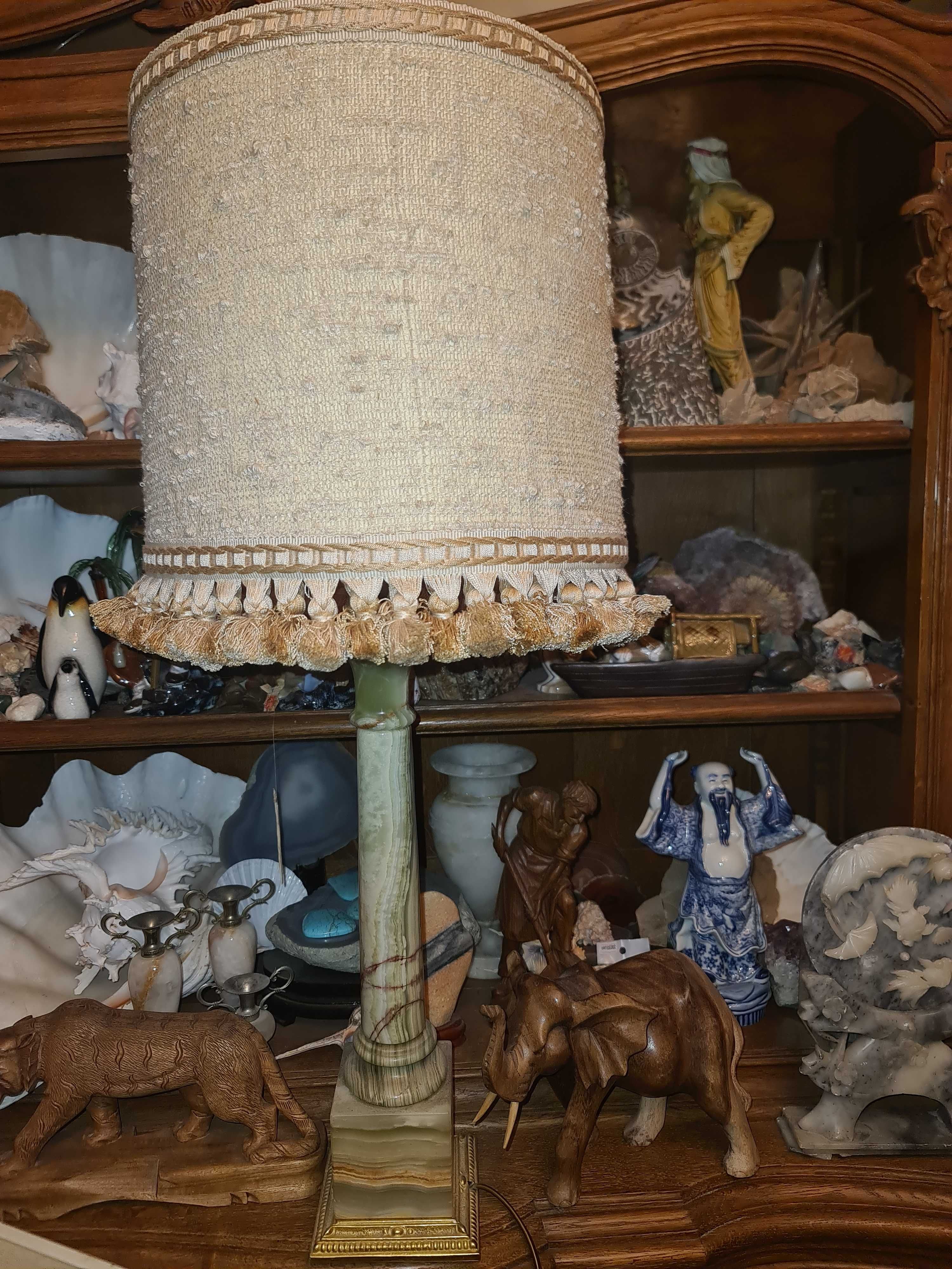 Lampa z ozdobnym abażurem