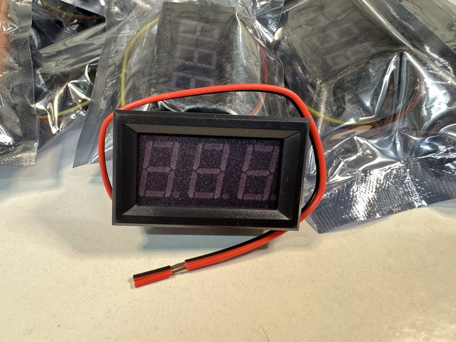 Цифровий вольтметр 4-30V червоний синій