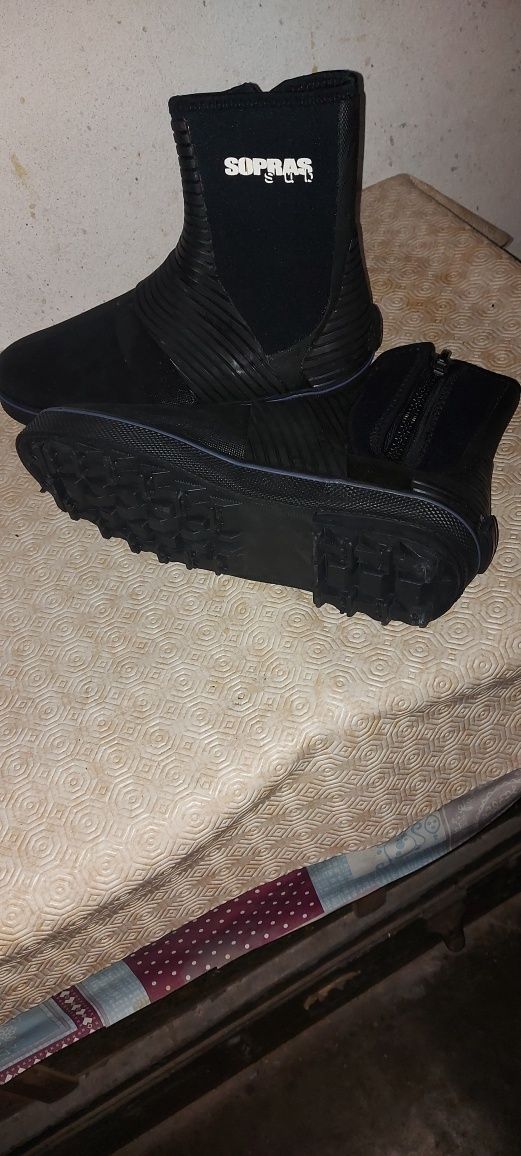 Botas em neoprene com fecho
