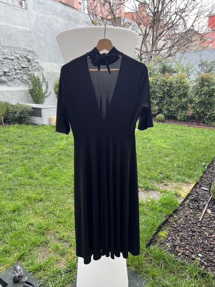 Vestido Zara preto midi com laço no pescoço