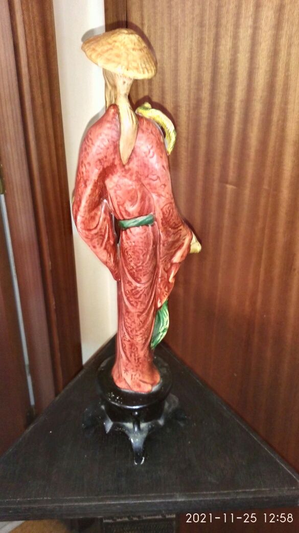 Estatua de sabio chines em louça