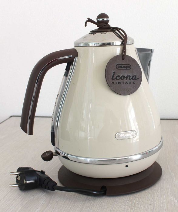 Гарний італійський електричний чайник delongi vintage. Бежевий.