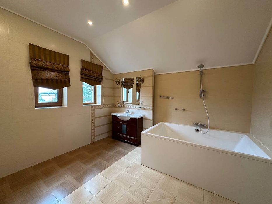 Елітний будинок з басейном , сауною , спортзалом біля Міського Озера