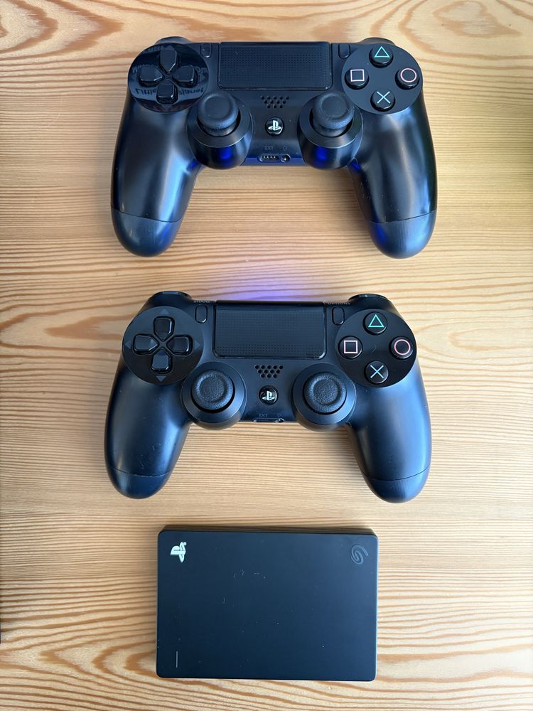 PS4 500 GB + 2 Tb HDD + 2 Comandos