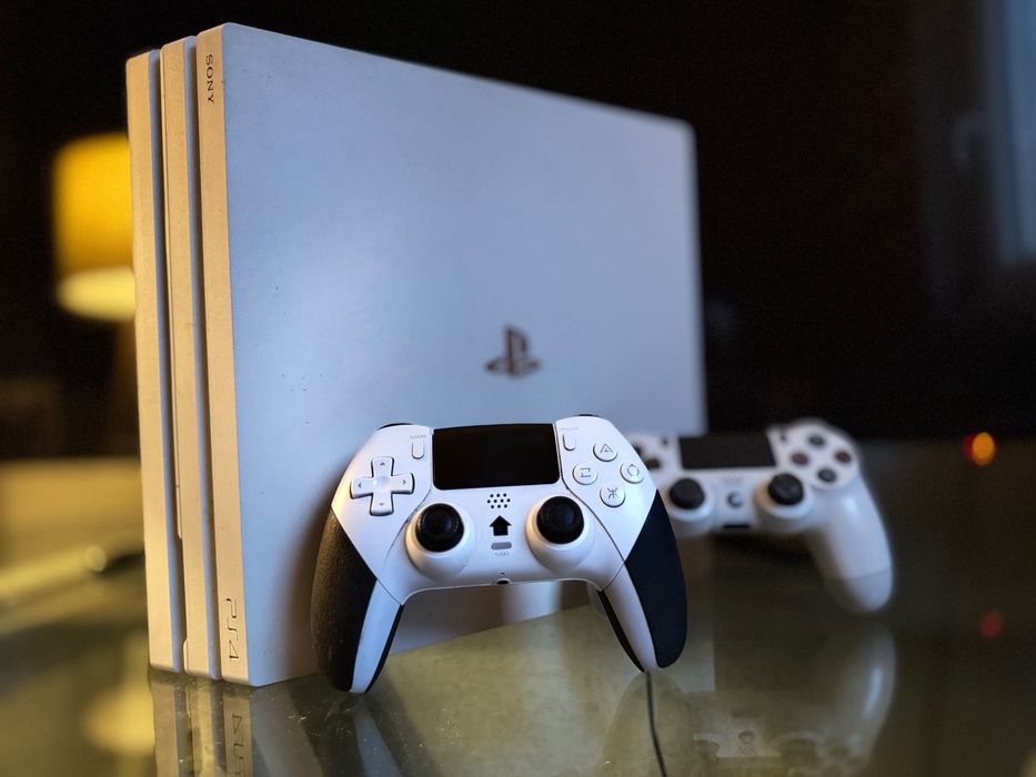 Ps4 Pro 1TB com 2 comandos
