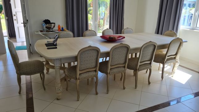 Mesa de jantar com 10 cadeiras
