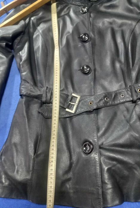 Кожаная женская куртка черного цвета с поясом