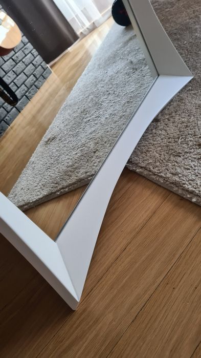 Lustro w Białej ramie