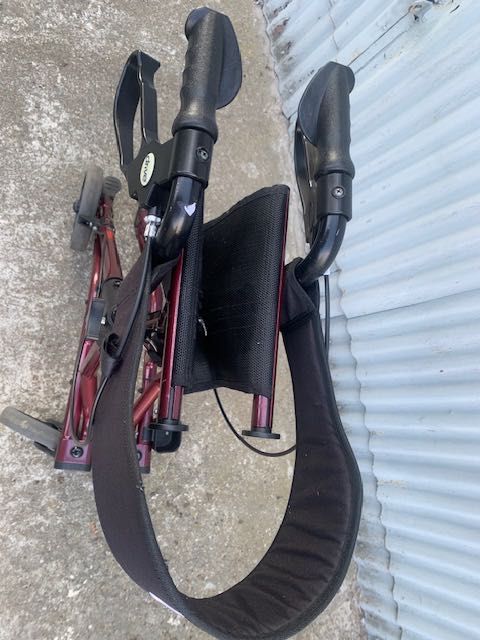 Chodzik balkonik składany czterokołowy podpórka DRIVE 130 kg BORDO