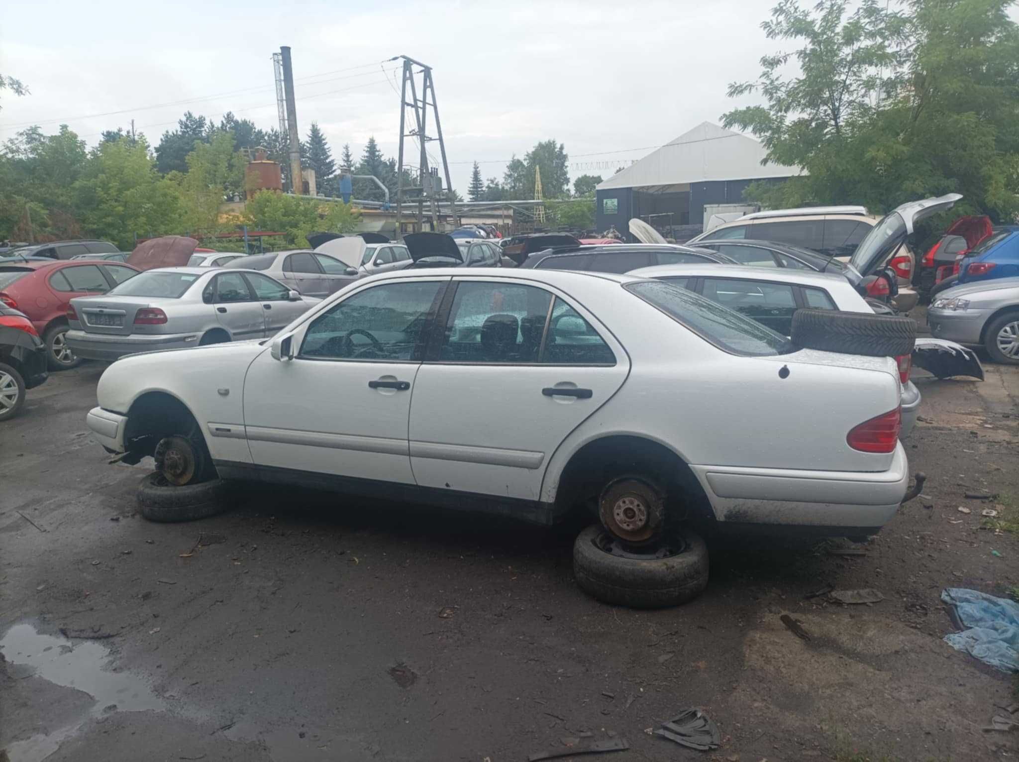 Mercedes w210 okular 2.0 B na części