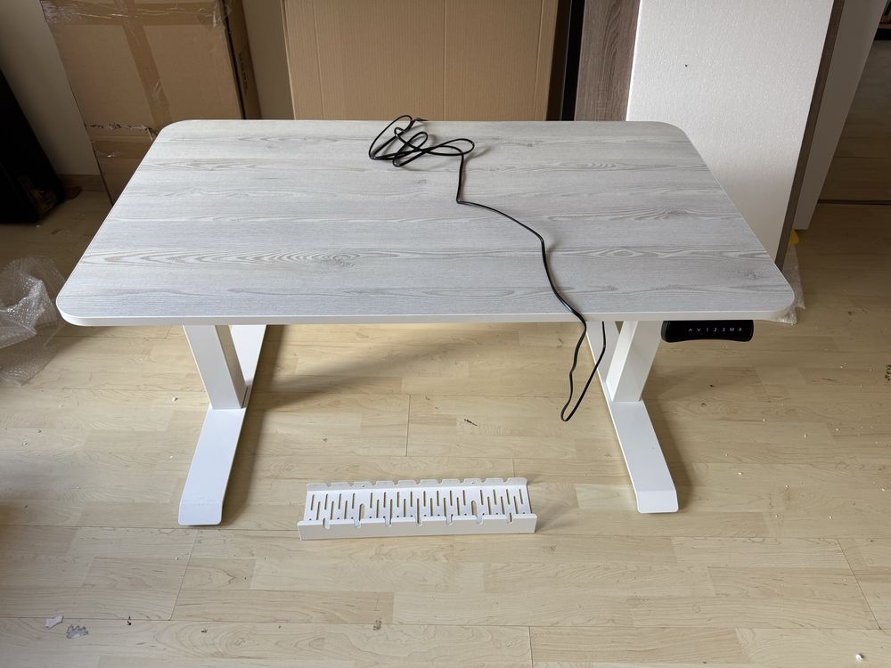 Nowe biurko Elevo Grande 2, blat od 116 do 160 cm.