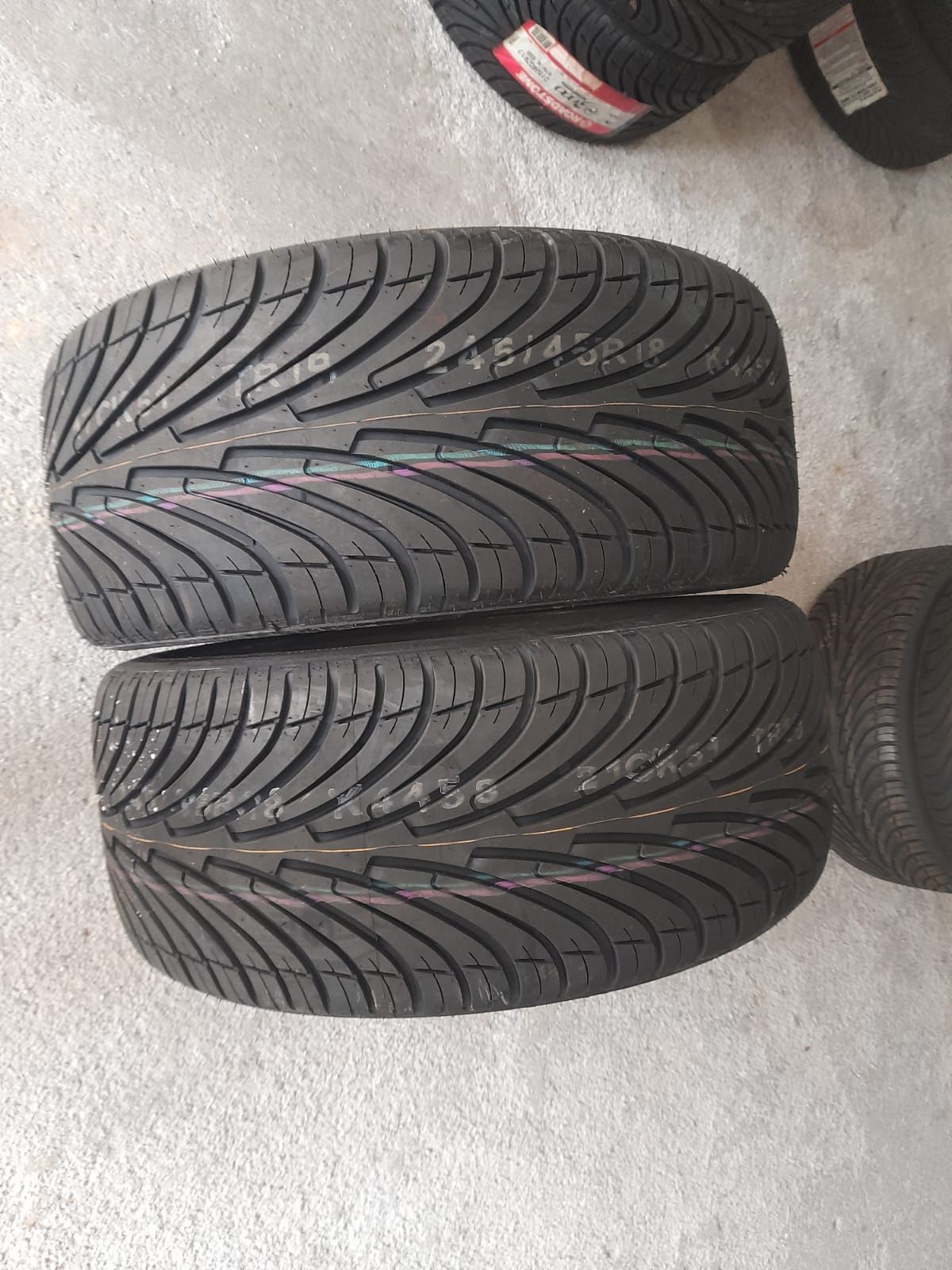 2 pneus Novos 245/45R18 Roadstone