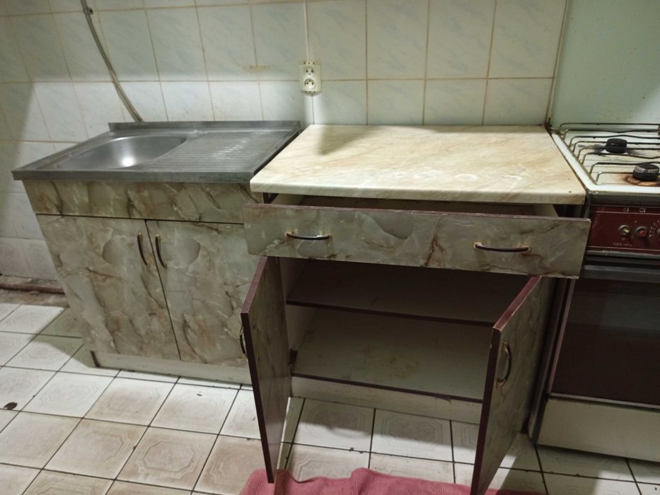 Кухня комплект (тумбочки, газова плита, витяжка.