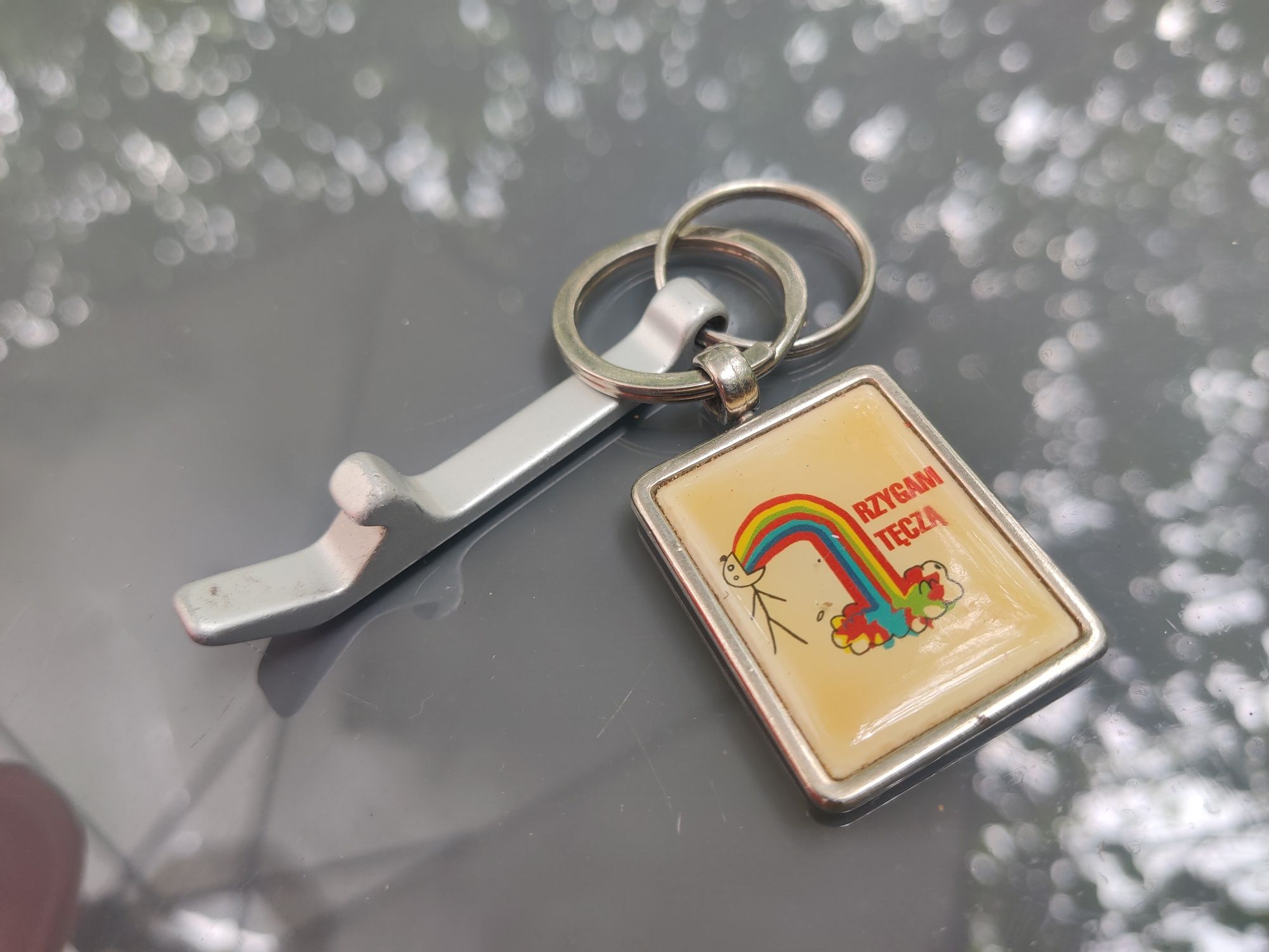 Brelok "rzygam tęczą"