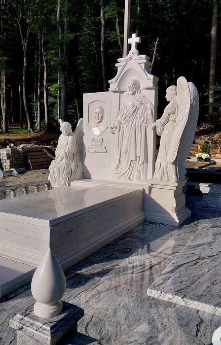 Пам'ятники з граніту, надгробні плити, виготовлення під замовлення