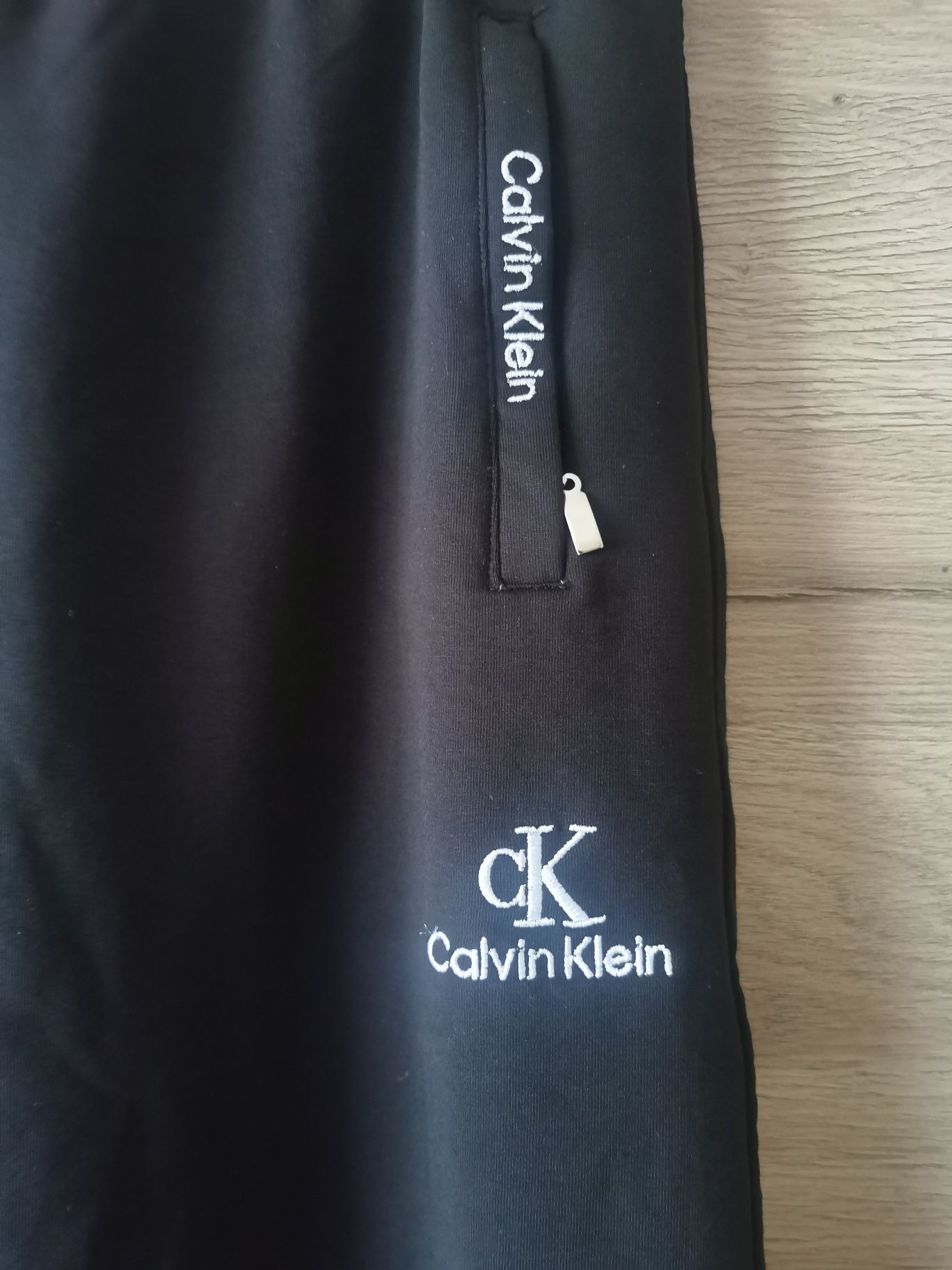 Nowe spodnie dresowe męskie Calwin Klein w kolorze czarnym logo szyte