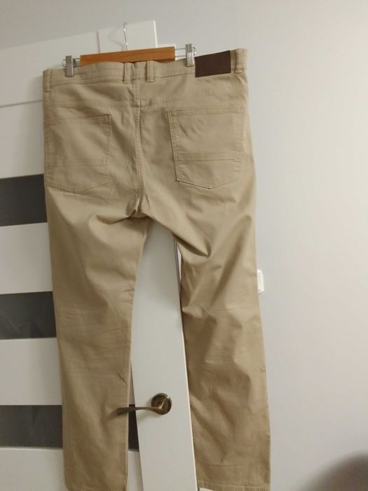 Spodnie męskie beżowe Reserved 38