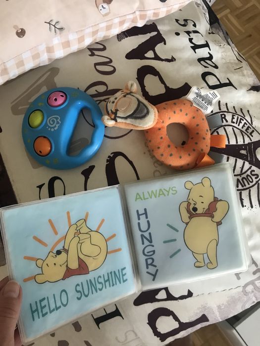 Disney zestaw książeczka piszczaca grzechotka zawieszka