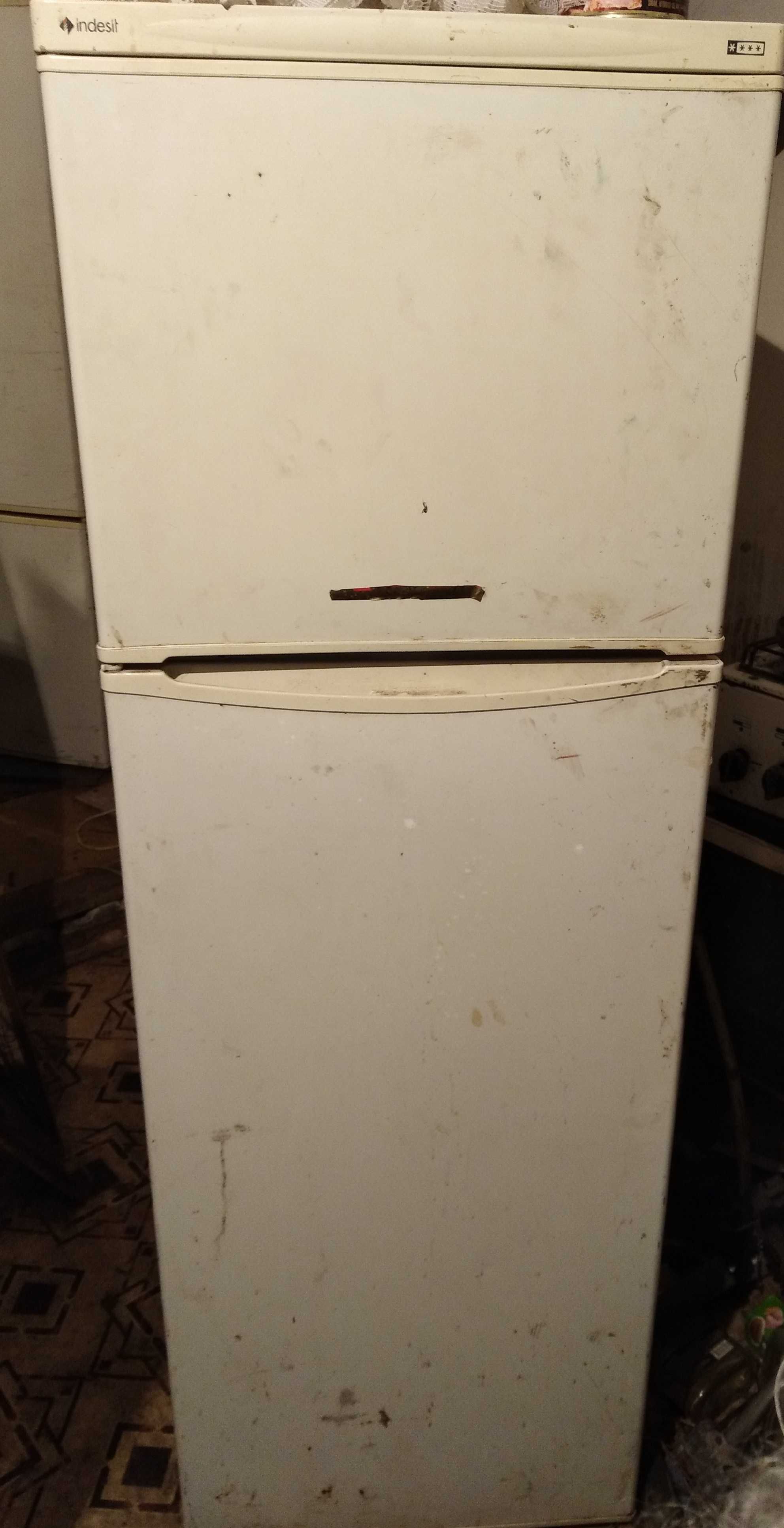 Холодильник ИНДЕЗИТ indesit не гнилой, под ремонт НЕ МОРОЗИТ
