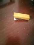 mini agrafador amarelo