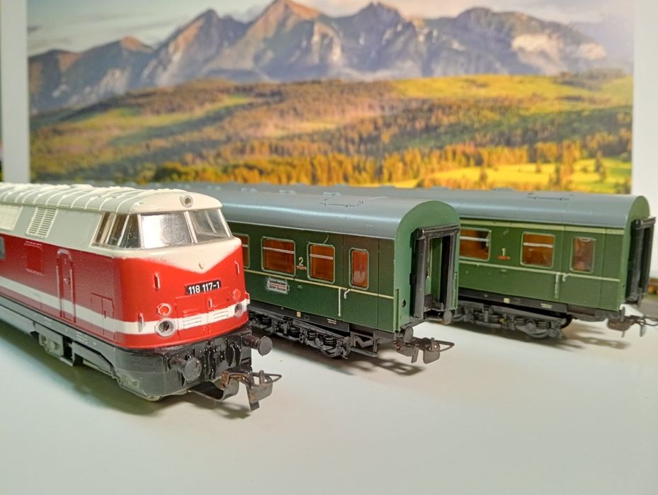 Kolejka H0 - zestaw - lokomotywa i dwa wagony Piko , Roco, Schicht.