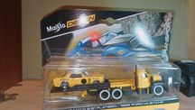 Maisto – 1:64 1953 Mack B-61 з плоским кузовом / 1965 Ford Mustang