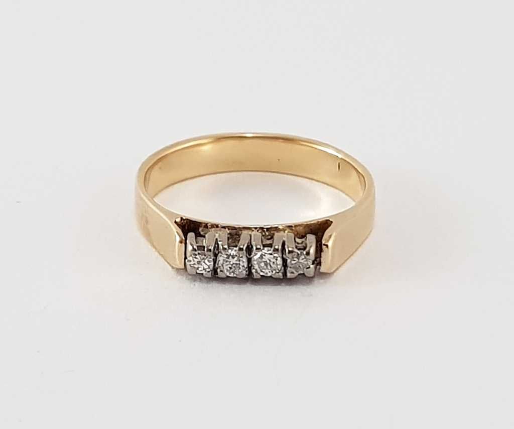 Złoty pierścionek próby 750 zdobiony 4 brylantami i diamentami 0,11 ct