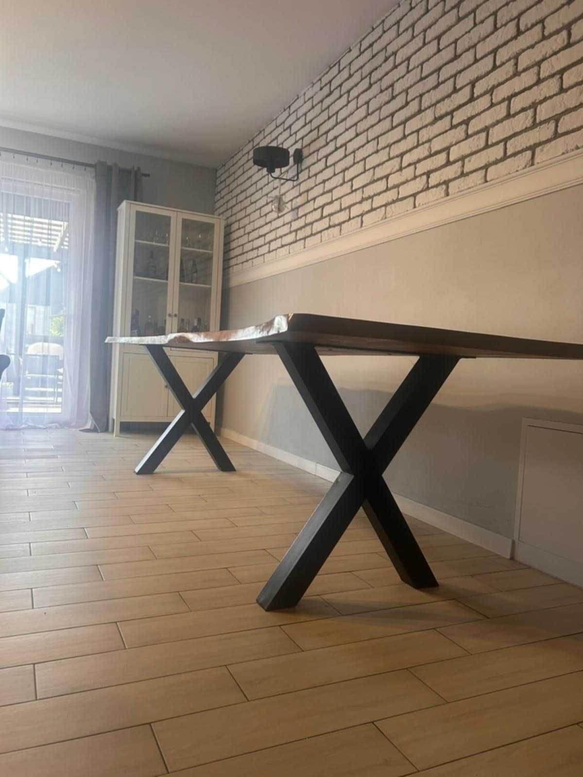 Stół salonowy drewniany