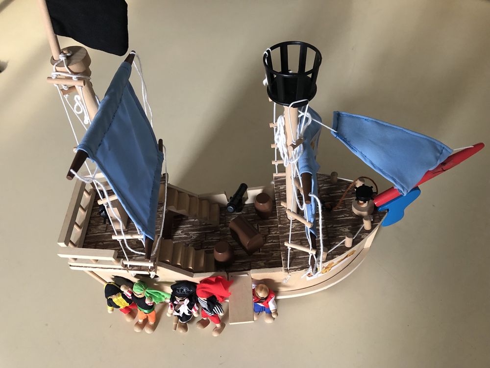 Barco em madeira de piratas