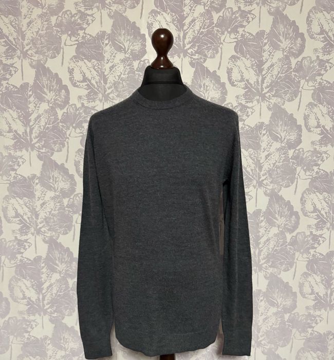 Тонкий шерстяной свитер Icebreaker.