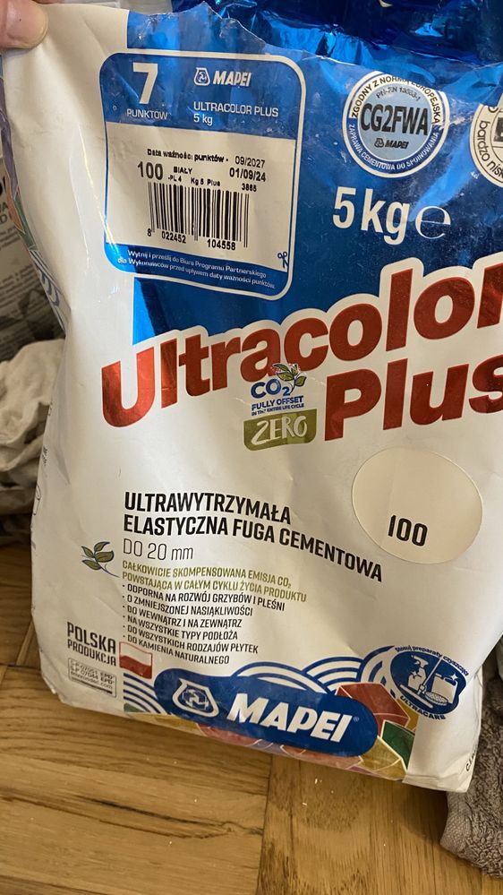 Resztki poremontowe fuga biala i szara ultracolor plus mapei