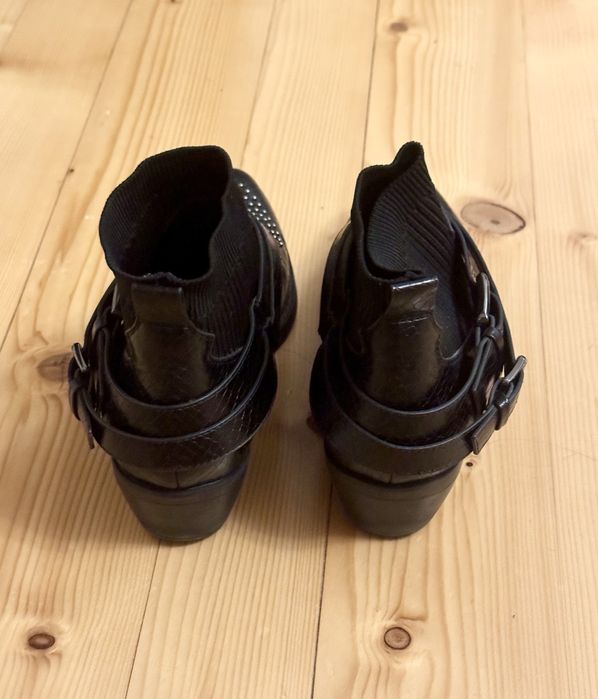 Козаки Bershka, чобітки