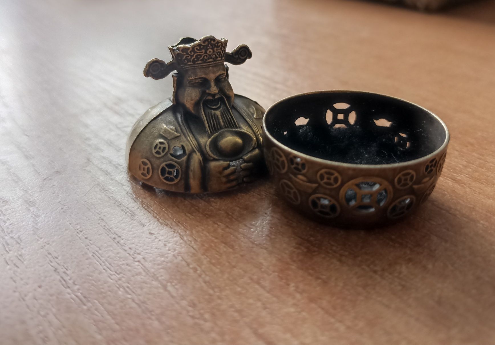 Metalowy pojemnik na kadzidło