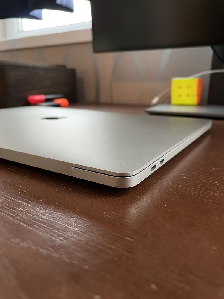 MacBook Pro 16" 2019 i7 16gb RAM 512gb SSD Silver