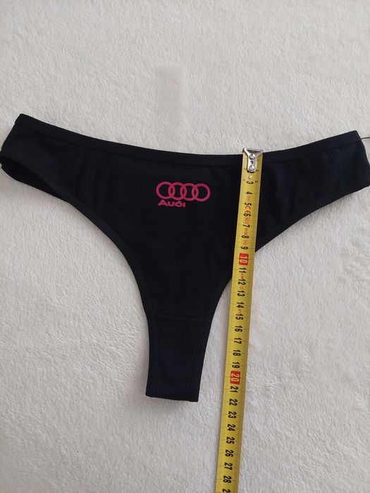 Czarne stringi audi