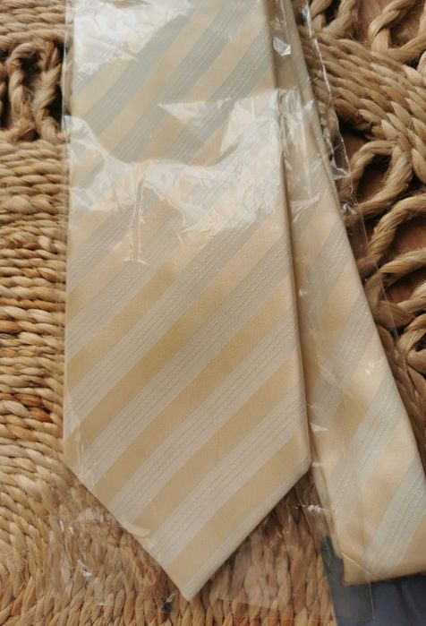 Kremowo-żółty krawat w paski