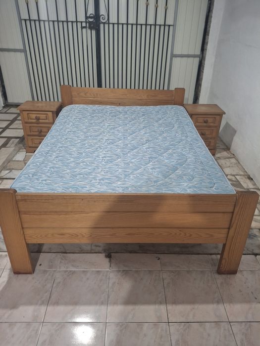 Cama de casal e mesas de cabeceira