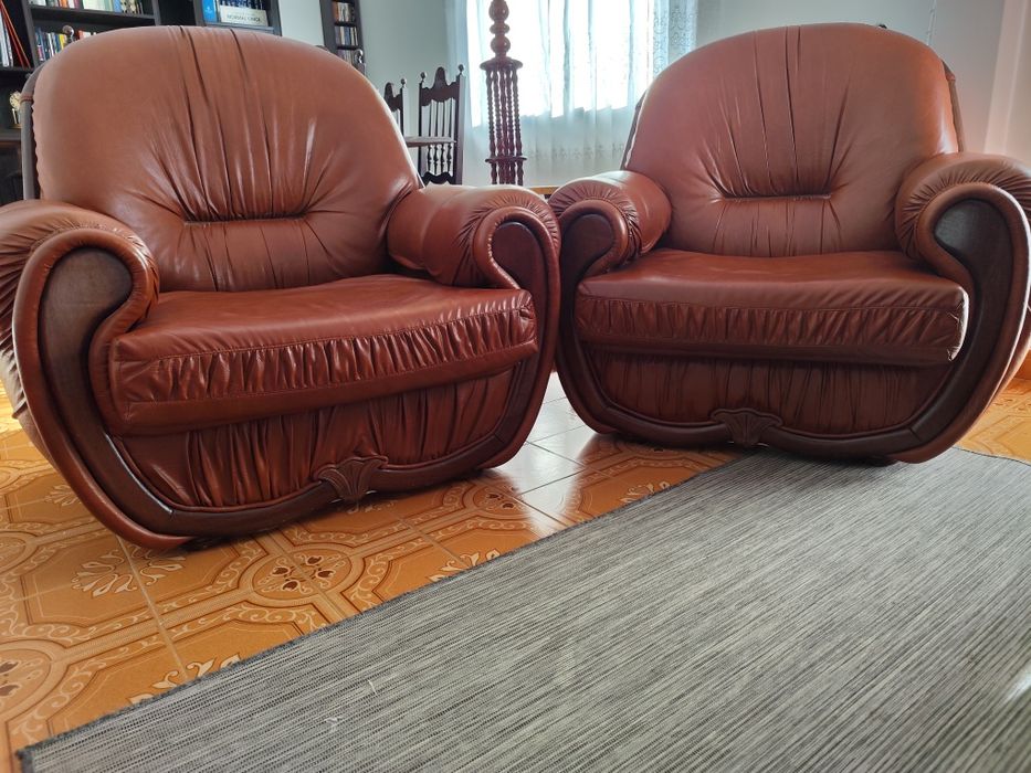 Sofá cama em pele + 2 sofás individuais