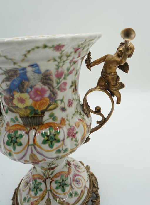 WAZON amfora porcelana z brązem chłopcy z trąbkami