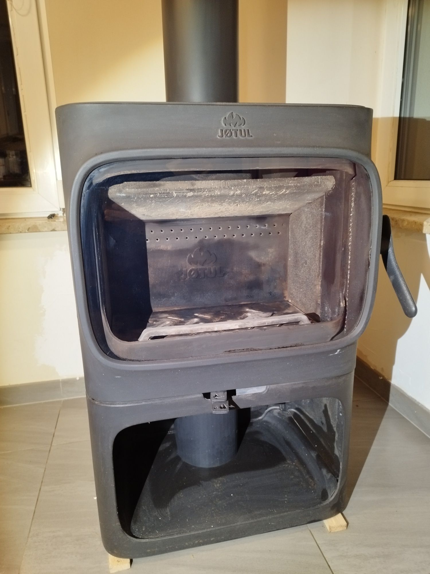 Piecyk żeliwny na drewno Jøtul F 305 R B