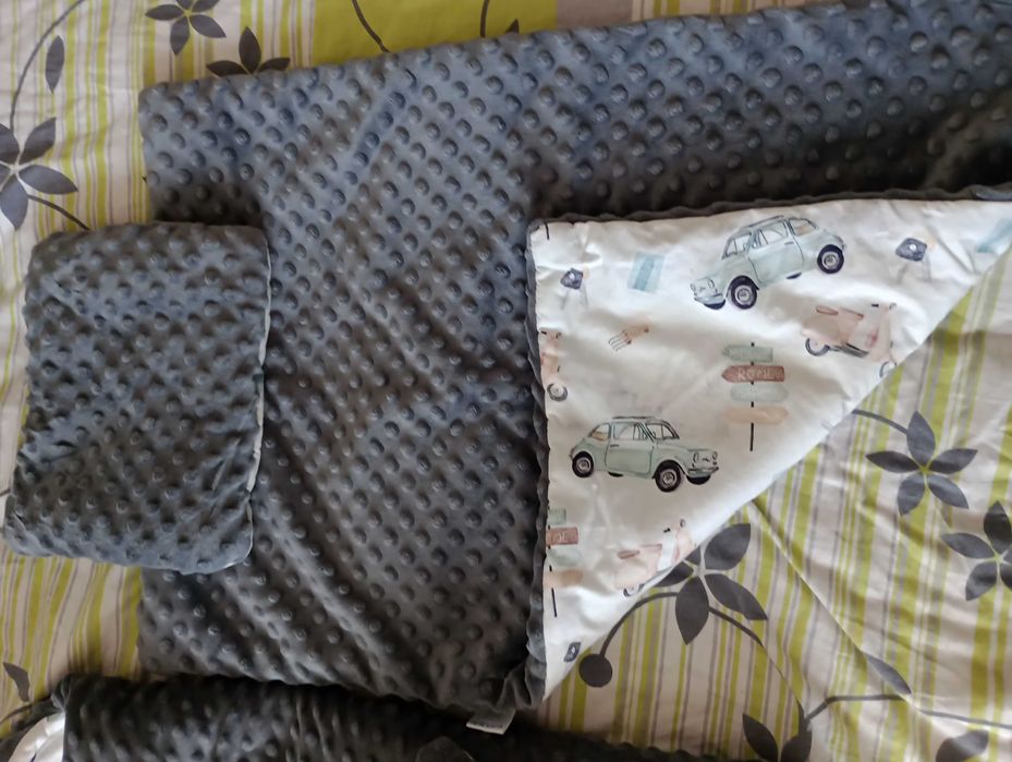 Otulacz do fotelika i lusterko do obserwacji dziecka w aucie.